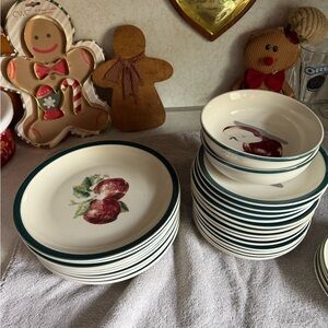 Vintage Apple Design Dinnerware Set 25 Pc Set